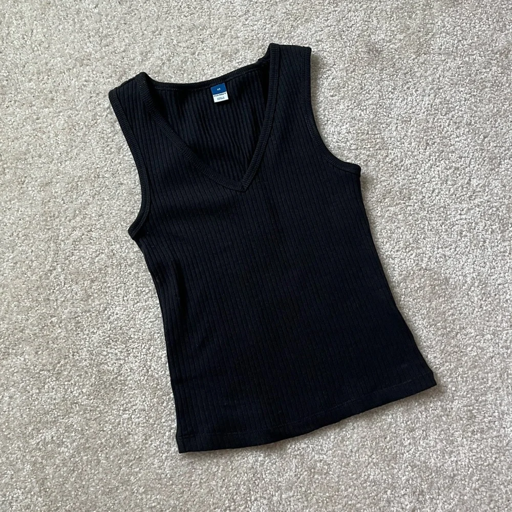 Bundle of Two Old Navy Ribbed V-Neck Tank Top - Black and Cream Size XS NWT - Picture 7 of 8